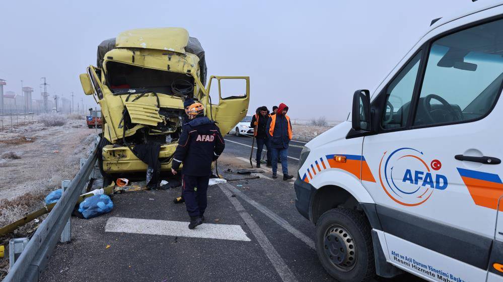 Konya yolunda kaza! Sıkışan sürücünün feryadı yürekleri dağladı 2